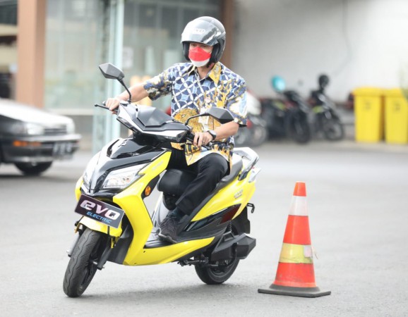 Pamerkan Motor Listrik Buatan Jateng, Ganjar: Ini Keren, Desainnya Bagus!