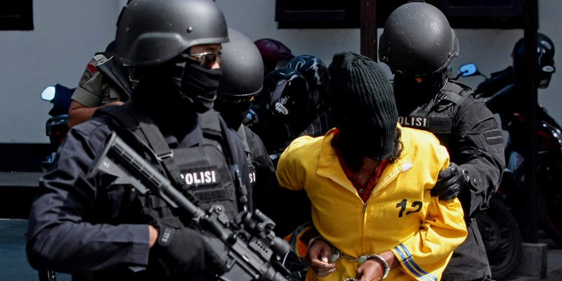 Tiga Terduga Teroris Ditangkap Densus di Jawa Timur, Ada yang Pernah Memberi Senjata M16