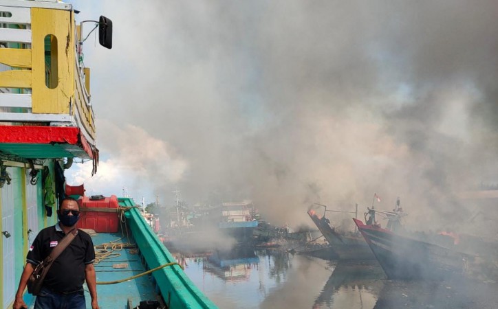 Hampir 12 Jam Kebakaran Kapal-kapal Nelayan di Tegal Belum Padam, Pemilik Rugi Rp3 Miliar Per Kapal