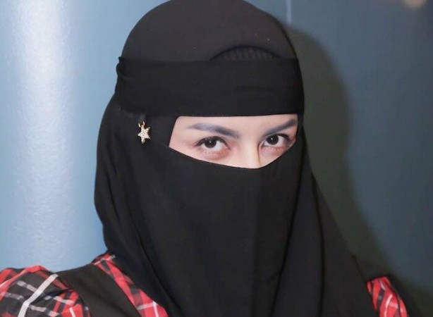 Mantap Berhijrah, Five Vi Bahas Pemakaman Satu Liang Lahad, Singgung Vanessa Angel?