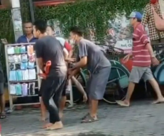 Pedagang Sembako Cek Cok, Dua Korban Bersimbah Darah Kena Tusuk