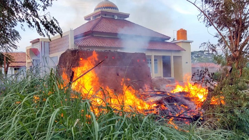 Gubuk Batu Bata di Sebelah Masjid Setu Terbakar