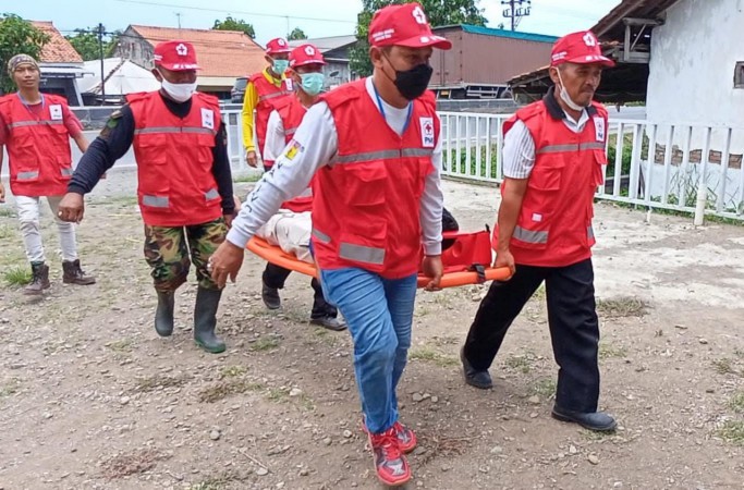 Masuk Daerah Rawan, PMI Gelar Simulasi Banjir di Desa Padaharja