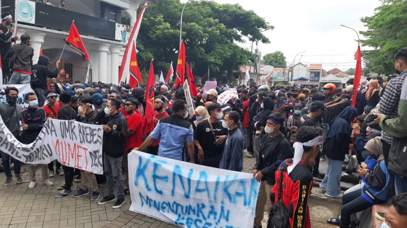 Tolak UMK Rendah, Ribuan Buruh Gelar Aksi di Depan Pendopo Brebes