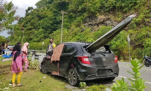 Tragis! Tabrak Besi Pembatas Jalan, Mobil Tertusuk Seperti Sate, Penumpang Tewas di Tempat