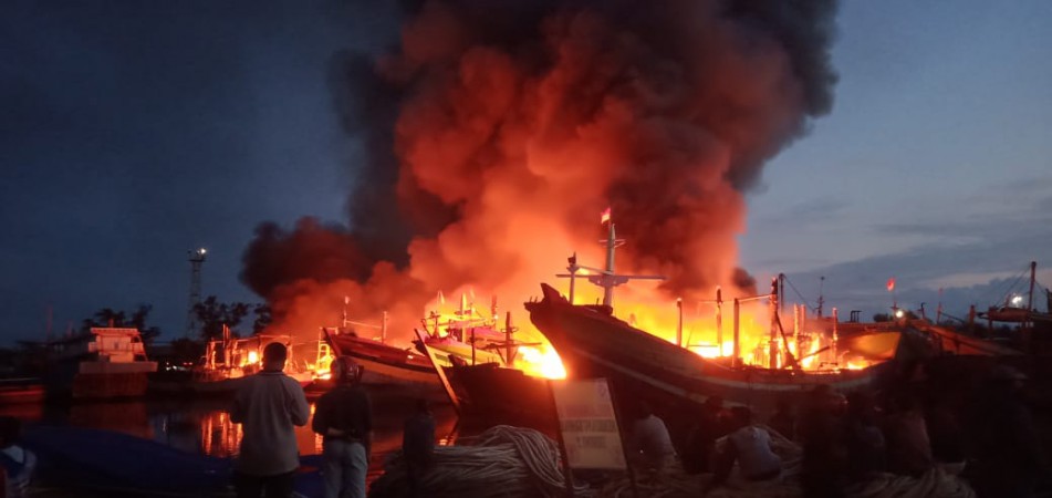 14 Kapal Nelayan di Kota Tegal Terbakar