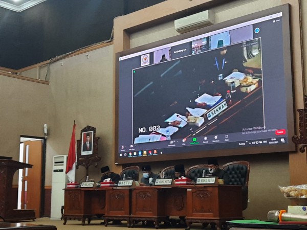 Dedy Yon Sampaikan Pengantar Raperda APBD 2022 di Paripurna DPRD Kota Tegal