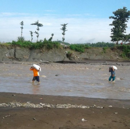 Warga Dukuh Wadasgumantung-Kutamendala Dambakan Pembangunan Jembatan Penghubung