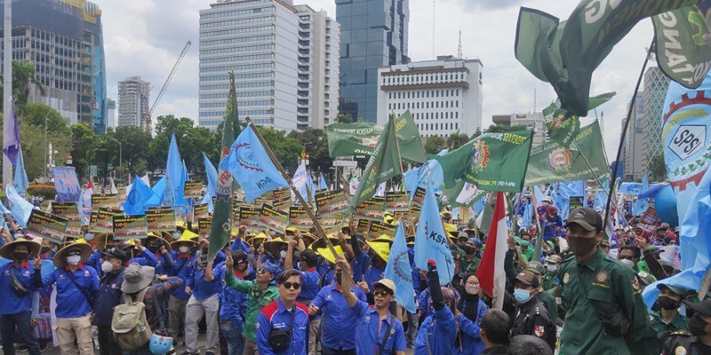 Menuntut Pembatalan Omnibus Law UU Cipta Kerja, Ribuan Buruh Demo di Patung Kuda