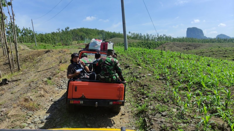 Luaskan Cakupan Vaksinasi Covid-19, Nakes dan TNI-Polri di Tegal Pakai Mobil Offroad Sasar Daerah Terpencil
