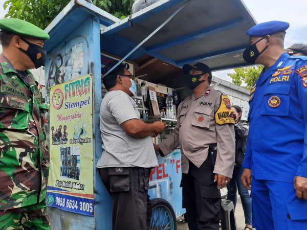 Setelah Warga, Giliran PKL Disweeping Polisi dan Tentara untuk Ikut Vaksinasi Covid-19