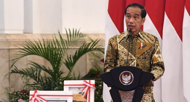 Bawa Kabar Buruk, Presiden Jokowi  Minta Masyarakat Waspada Omicron: Pandemi Belum Berakhir   JAKARTA  Preside