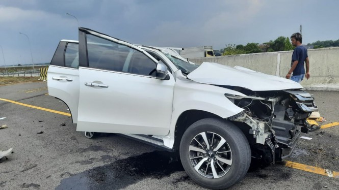 Kabar Vanessa Angel dan Suami Tewas Kecelakaan di Jalan Tol Bikin Geger Warganet, Mobilnya Ringsek