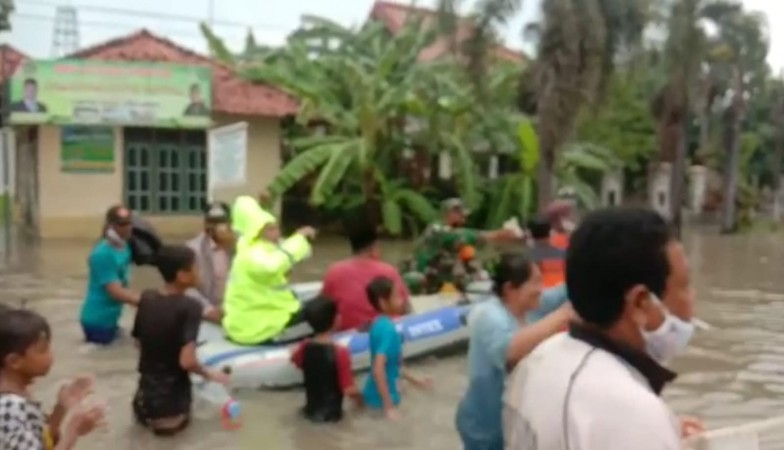 Pantura Dikepung Air, Ribuan Rumah Warga di 11 Desa di Tiga Kecamatan Terendam Banjir