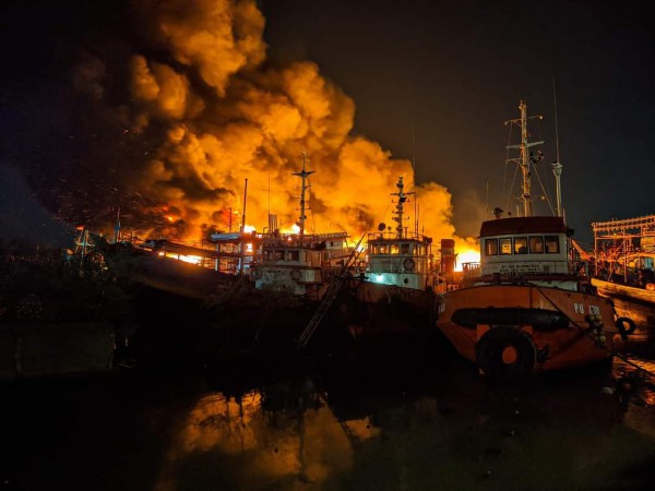 Kebakaran Kapal-kapal Nelayan di Tegal Belum Bisa Dijinakkan, Petugas Fokus Lokalisasi Api