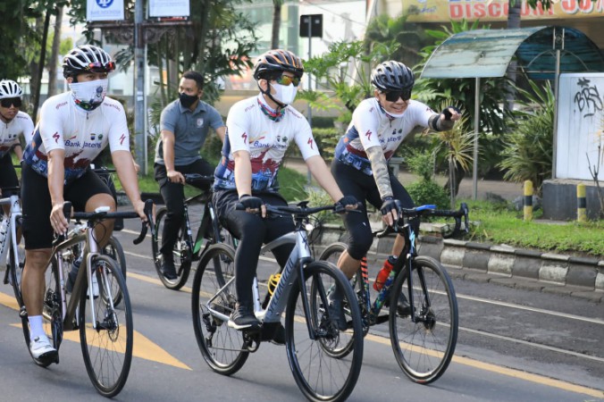 Ganjar-Gibran Gowes Bareng Ikut Tour de Borobudur, Gibran: Baru Pertama, Sepeda Aja Dipinjemi Pak Ganjar