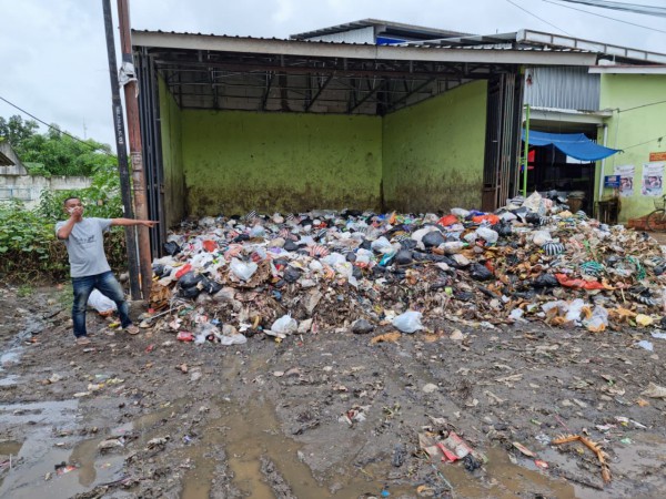 Sudah Sebulan, Tumpukan Sampah di TPS Pasar Margasari Kabupaten Tegal Belum Diangkut