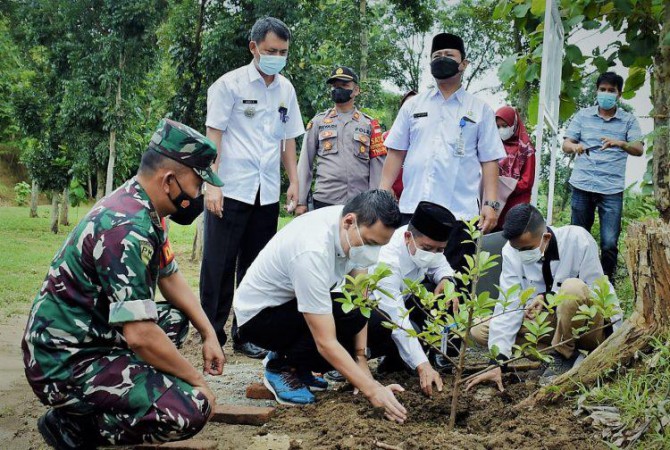 Resmikan TPU Kedondong II Desa Sumingkir, Wakil Bupati Tegal Tekankan Pencatatan Kematian