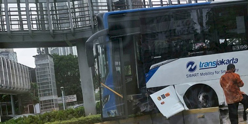 Alami Kecelakaan Tabrak Separator, Bagian Depan Bus Transjakarta Hancur
