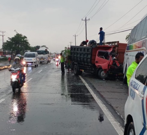 Sopir Mainan HP, Truk Tabrak Bus yang Tengah Diparkir di Jalur Pantura Pemalang, Seorang Terluka