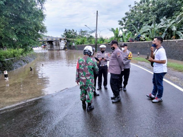 Underpass Tergenang, Jalan Tegal-Purwokerto Macet, Tiga Mobil Damkar Dikerahkan