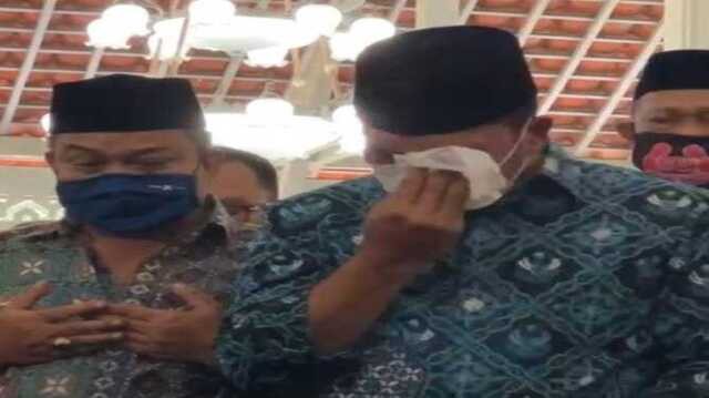 Mang Oded Wafat, Ridwan Kamil Menangis usai Mensalatkan