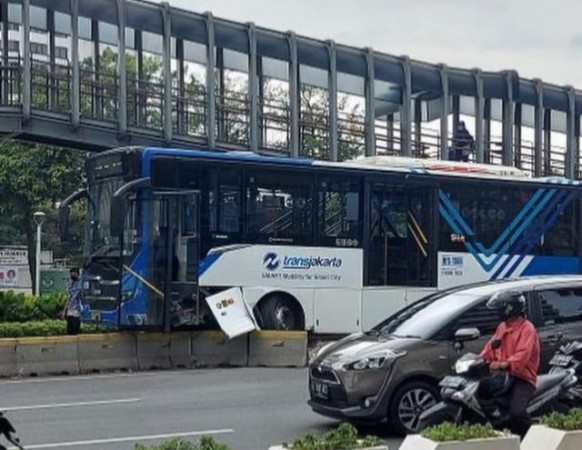 Botol Air Mineral Disebut Jadi Pemicu Busway Tabrak Separator di Depan Ratu Plaza