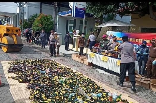 Jelang Nataru, Polisi Gilas Ribuan Botol Miras dan Petasan dengan Slender