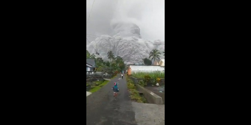 Semeru Erupsi, Warga Lumajang Panik Berhamburan Keluar