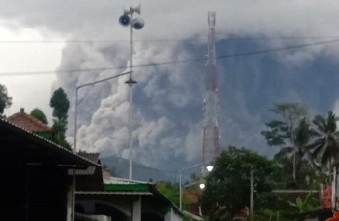 Jarak Luncur Lava Pijar Gunung Semeru Antara 500-800 Meter, Penambang Dilarang Beraktivitas