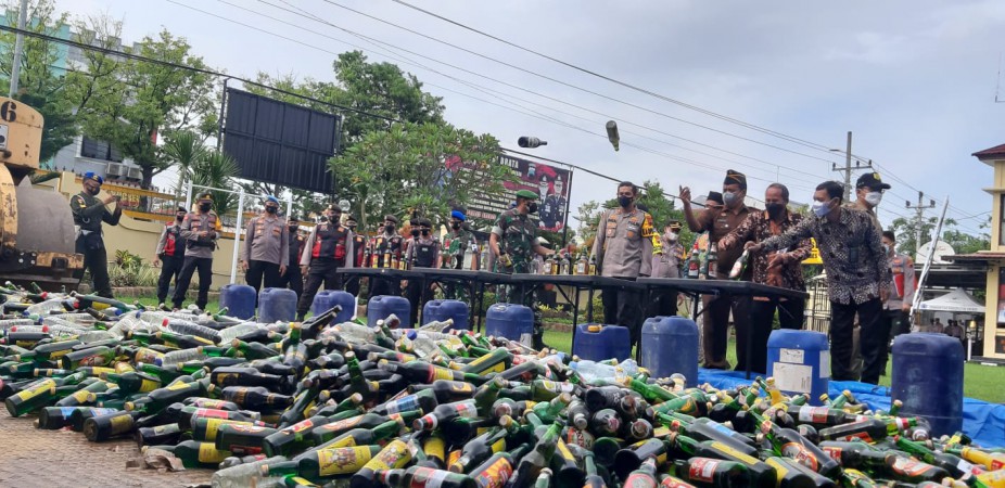 Ribuan Botol Miras Sitaan Selama Dua Bulan Dipecahi