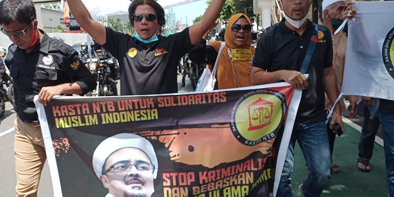 Gunakan Motor Trail, Polisi Bubarkan Massa 212, Spanduk Habib Rizieq Terbentang