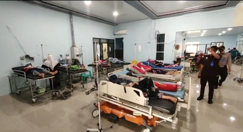 Puluhan Santriwati di Brebes Diduga Keracunan Makanan dan Dilarikan ke Rumah Sakit