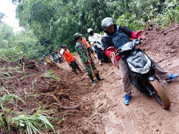 Jalan Provinsi Salem-Majenang Longsor, Akses Jalan Sempat Lumpuh