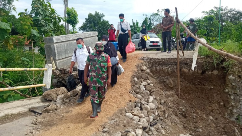 Diterjang Banjir, Jembatan Antar Dua Kecamatan di Kabupaten Brebes Nyaris Putus Tak Bisa Dilewati