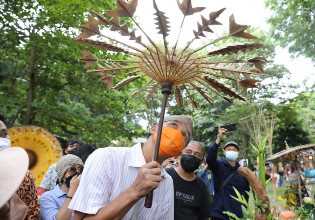 Ramaikan Festival Payung Indonesia, Ganjar Geli Lihat yang Bolong-Bolong: Kalau Hujan Kan Kebasahan