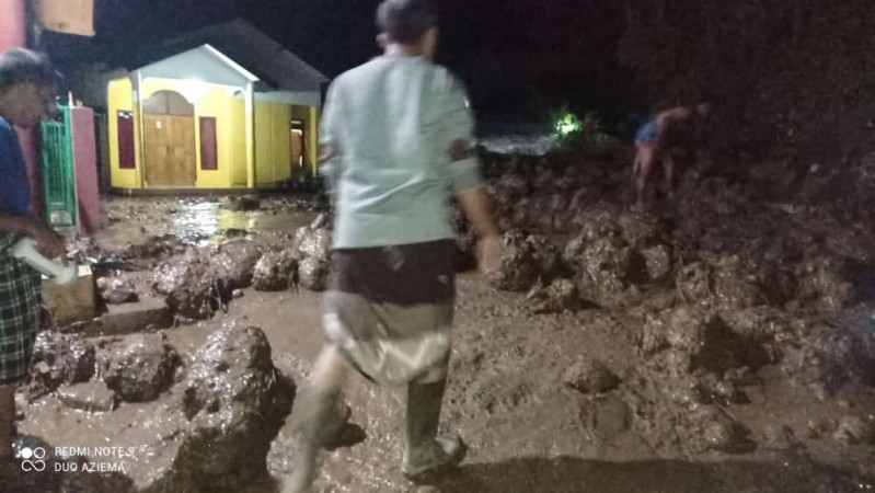 Bukit Dukuh Ketapang Longsor, Jalan Desa Tertutup Material