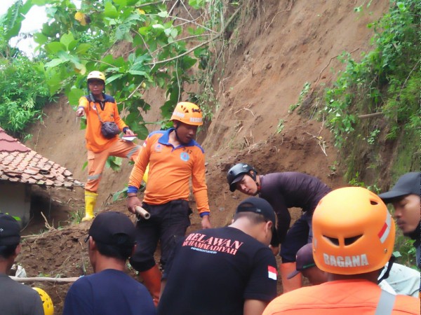 Karangpari-Bantarkawung Brebes Longsor usai Diguyur Hujan Lebat, Rumah Warga Ambruk