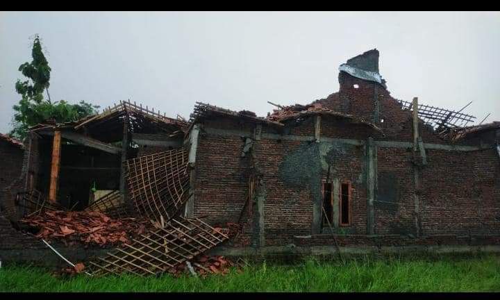 Dilanda Puting Beliung, 10 Rumah di Kabupaten Tegal Rusak, Satu Ambruk