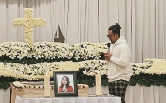 Laura Anna Meninggal, Denny Sumargo Beri Penghormatan Terakhir Sambil Menahan Tangis