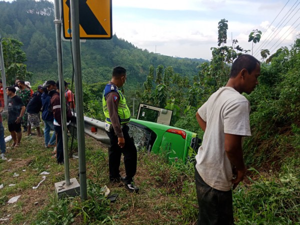 Bus yang Celaka dan Menabrak Mobil Pikap di Turunan Bukit Siwuni Guci Diduga Remnya Blong