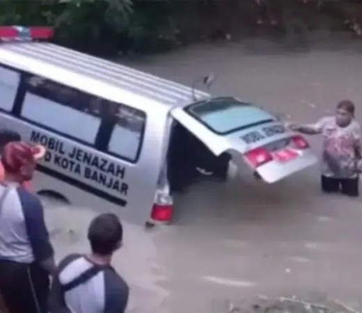 Tak Kuat Nanjak, Ambulans yang Tengah Bawa Jenazah Mundur lalu Nyemplung ke Empang