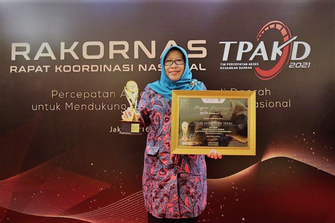 TPKAD Kabupaten Tegal Raih Penghargaan Terbaik Nasional Digitalisasi UMKM