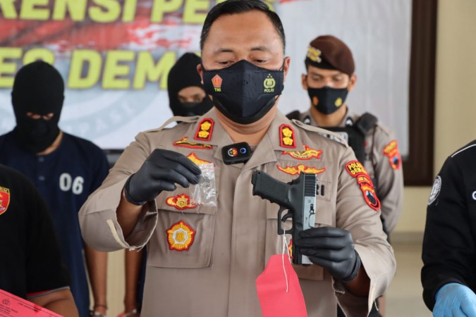 Empat Kali Ditembak Kawanan Begal, Pedagang Nasi Kucing Lolos Hanya Terluka di Pipinya