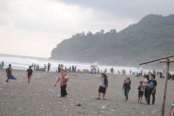 Asik Mandi Tujuh Wisatawan Digulung Ombak Pantai Suwuk Kebumen, Dua Orang Belum Ditemukan