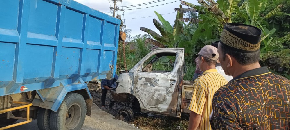 Tabrakan Maut Grand Max Vs Sepeda Motor, Seorang Tewas di TKP Lalu Mobil Dibakar Warga