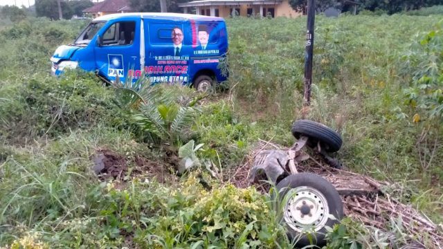 Ban Depan Copot, Ambulans Berlogo Zulkifli Hasan Terguling di Kebun Singkong