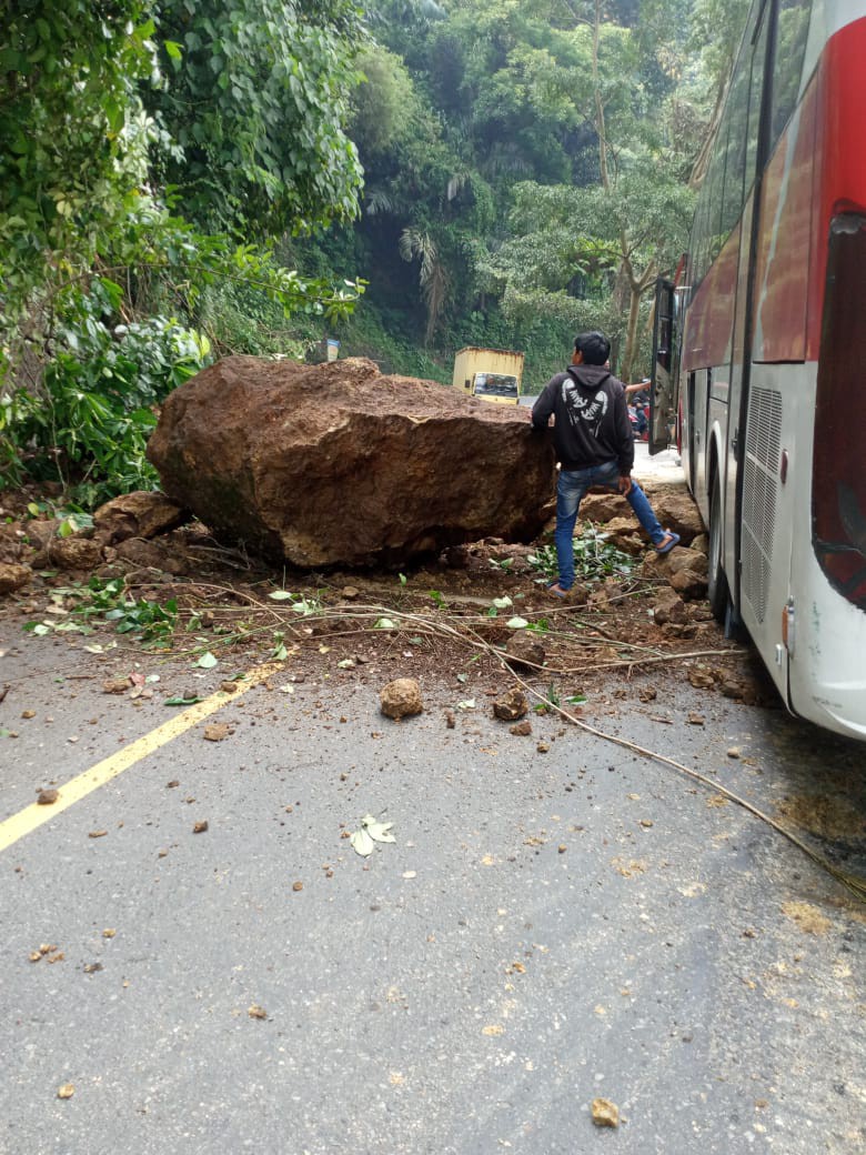 Cadas Pangeran Longsor Batu Sebesar Mobil Tutupi Jalur Cirebon Bandung 5233