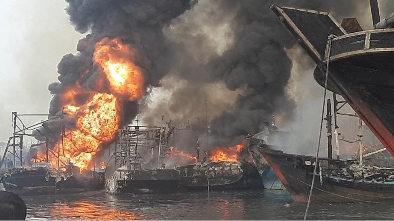 Kebakaran Kapal di Pelabuhan Tegal Meluas, Sudah Ada 13 Perahu yang Terbakar