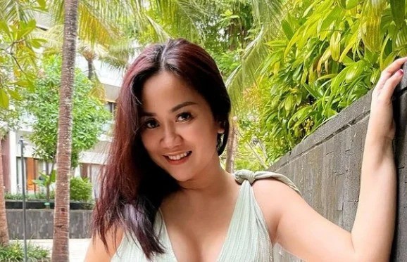 Tiga Foto Seksi Terbaru Tante Ernie Buat Netizen Terpesona: Tetapi Kamunya Jauh...